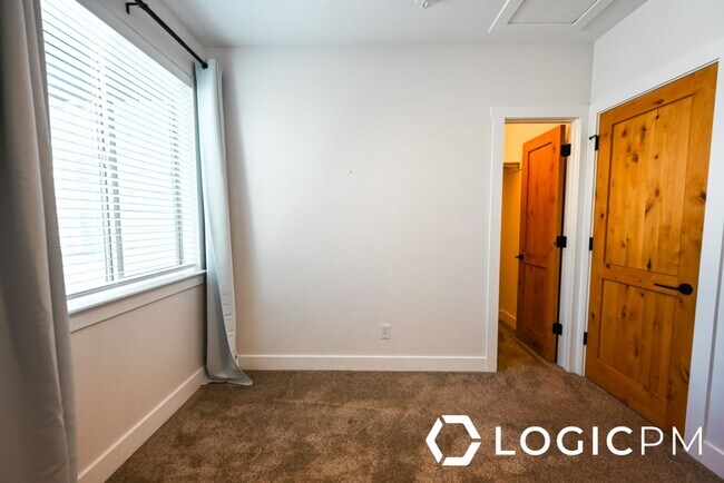 Building Photo - 1034 Lincoln Ln