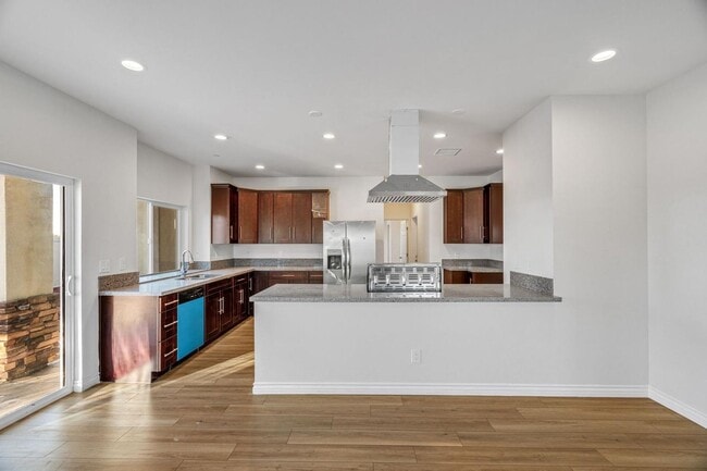 Building Photo - 5 Bedroom house with view