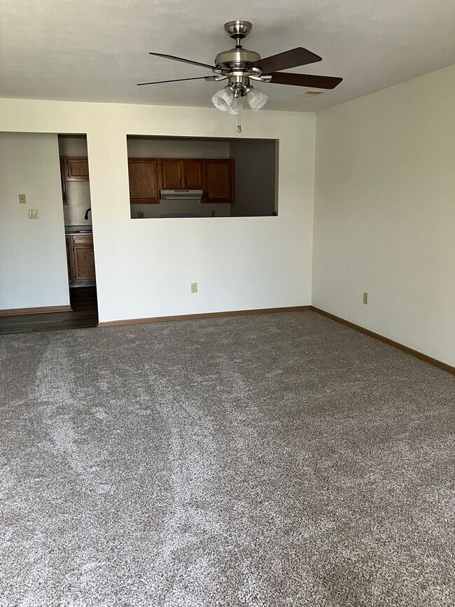 Building Photo - 2-Bedroom Ranch in Peaceful Piqua Neighbor...
