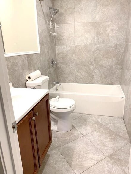 Floor 2 full bathroom - 9 Kingsley Ave