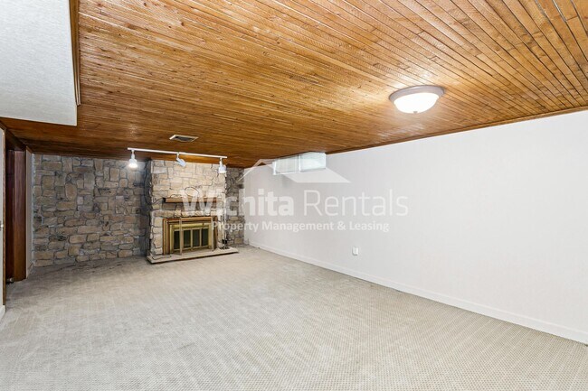 Building Photo - Large 3 bed 2 bath North Riverside Home