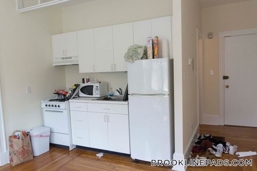 Building Photo - 19 Fairbanks St