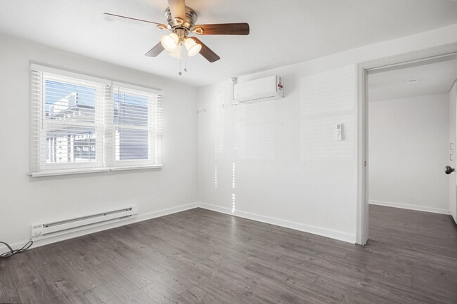 Building Photo - Updated 1 bed with flex space and yard