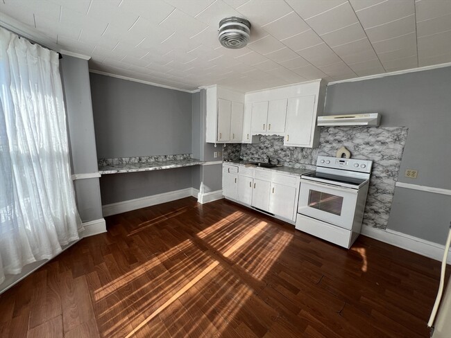 Building Photo - 34 Chestnut St