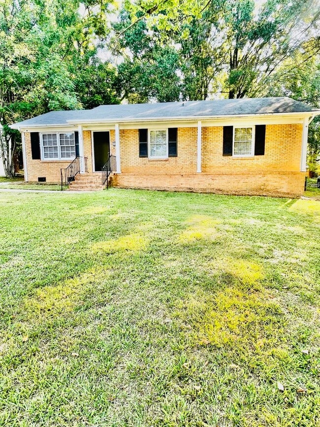 Primary Photo - 3 bed 1.5 bath ranch style house * Special *