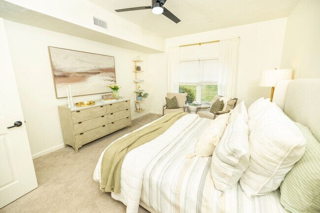 Building Photo - Beautiful 3 bed 3.5 bath Condo