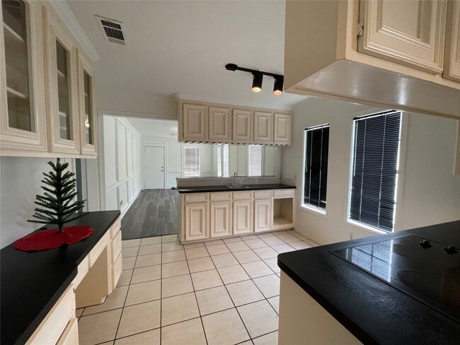 Building Photo - 827 Booth St