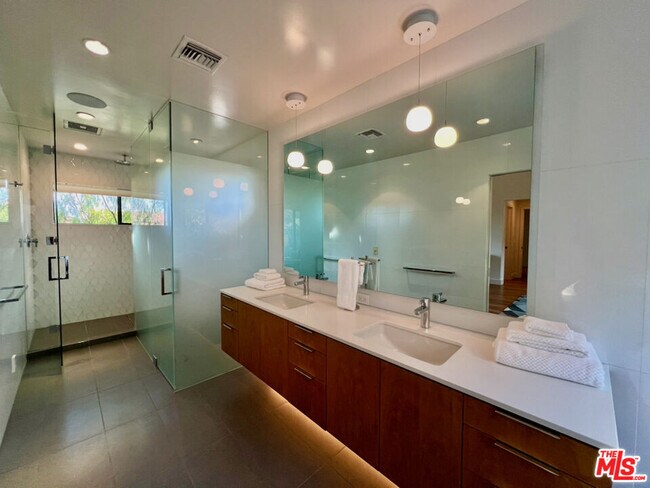 Building Photo - 6435 Innsdale Dr