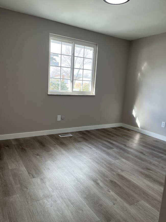 Building Photo - 7690 Rustic Woods Dr