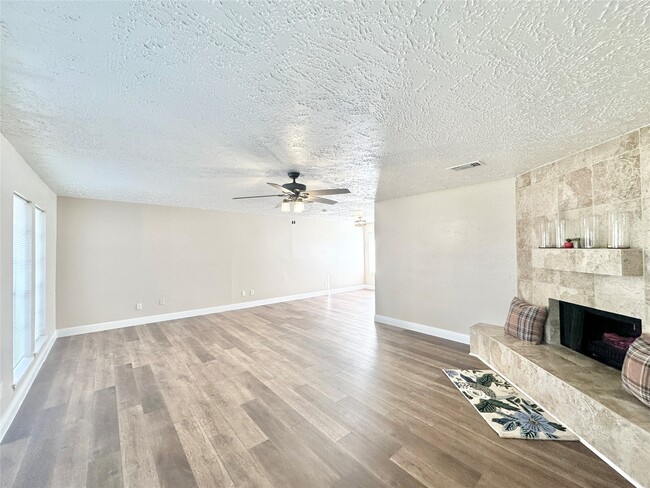 Building Photo - 14227 Cornelia Dr