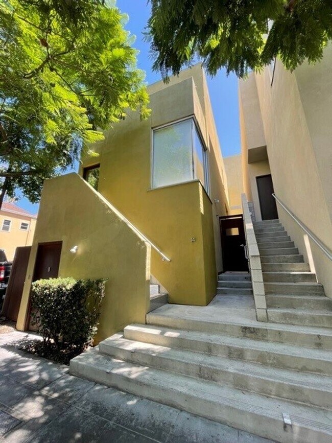 Building Photo - Urban 1 bedroom 1 bath townhome in Little Italy!