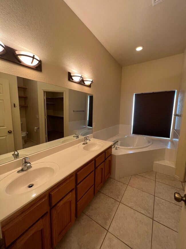 Building Photo - 4 BED POOL HOME!