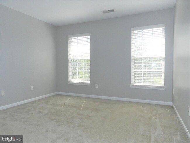 Building Photo - 5203 Linden Dr