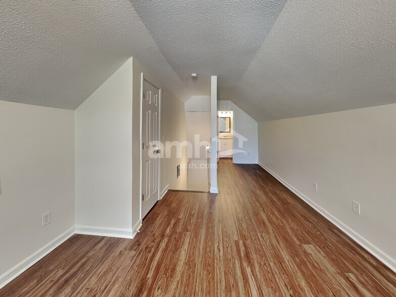 Building Photo - 375 Ermines Way