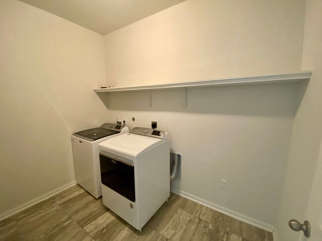Building Photo - Spacious 4/2.5 beauty ~ Refrigerator/Washe...