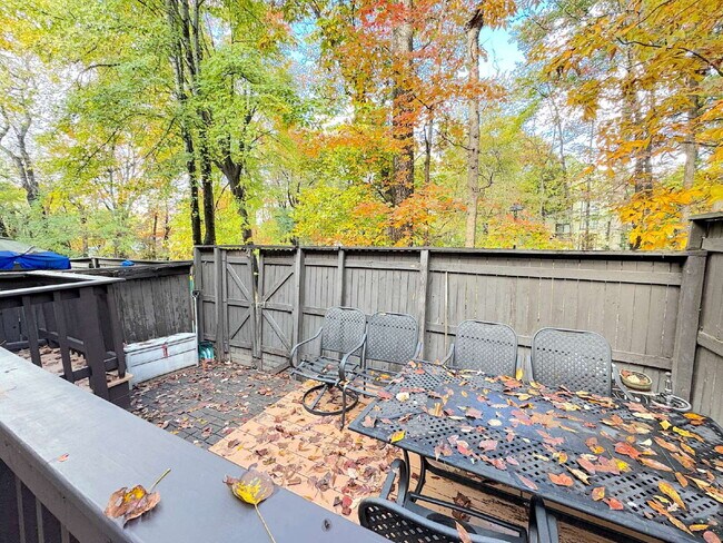 Building Photo - Charming Fairfax Townhome in a Prime Location