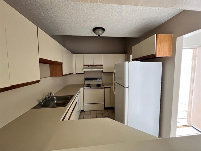 Building Photo - 10605 Royal Palm Blvd