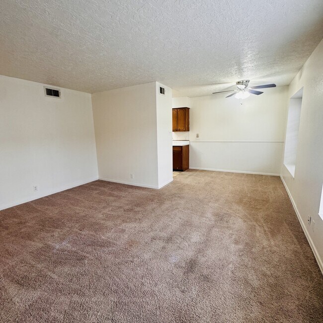 Building Photo - 2901 Helena Ave