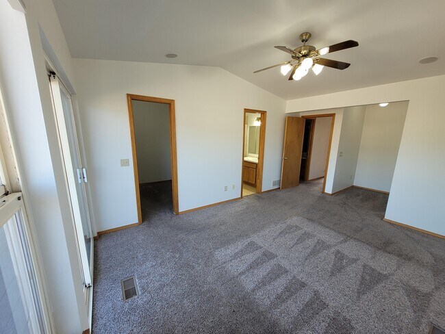 Building Photo - 480 N Limit St