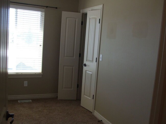 Building Photo - DARLING 2 bed, 1.5 bath END UNIT TOWNHOME ...