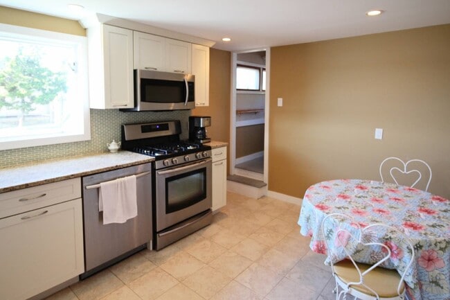 Building Photo - 314 E Montauk Hwy