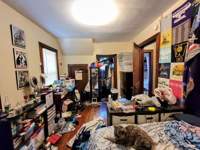 Building Photo - Charming House Located 1 Block From Campus