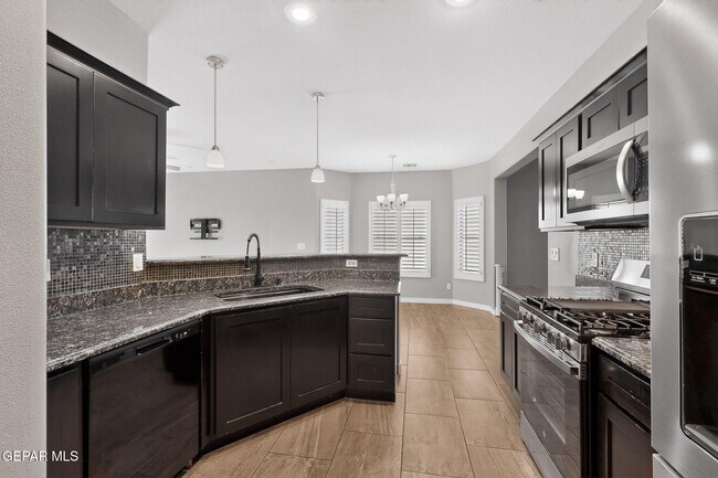 Building Photo - 320 S Manzanita Dr