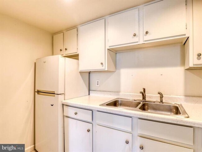 Building Photo - 103 N Church St