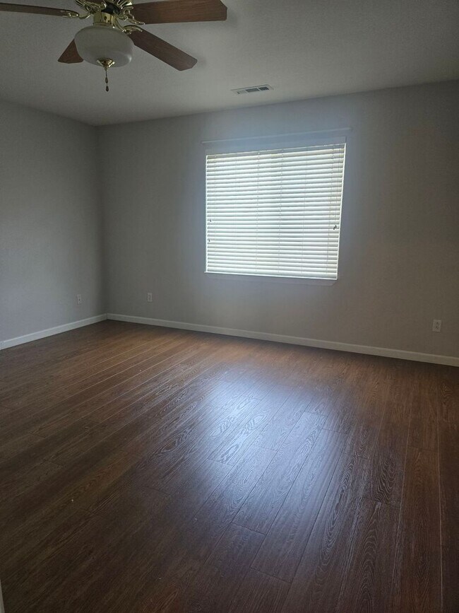 Building Photo - Beautiful 3 bed 2 bath