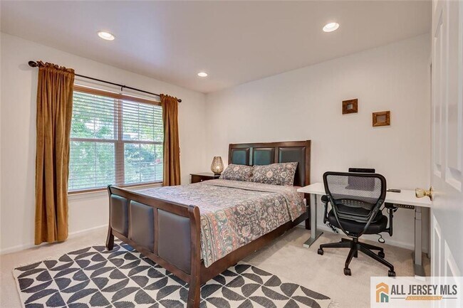 Building Photo - 403 Somerset Ct