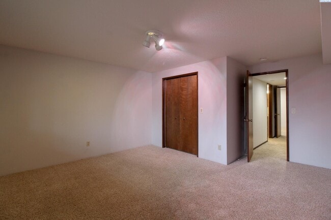 Building Photo - 5 Bed/3 Bath + an Office/Bonus Room House