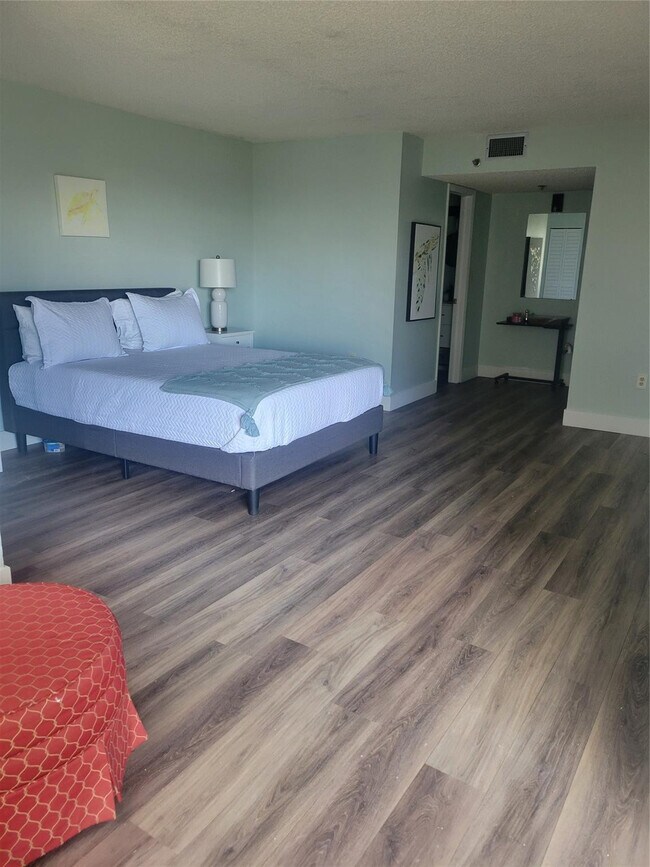 Building Photo - 3940 Inverrary Blvd