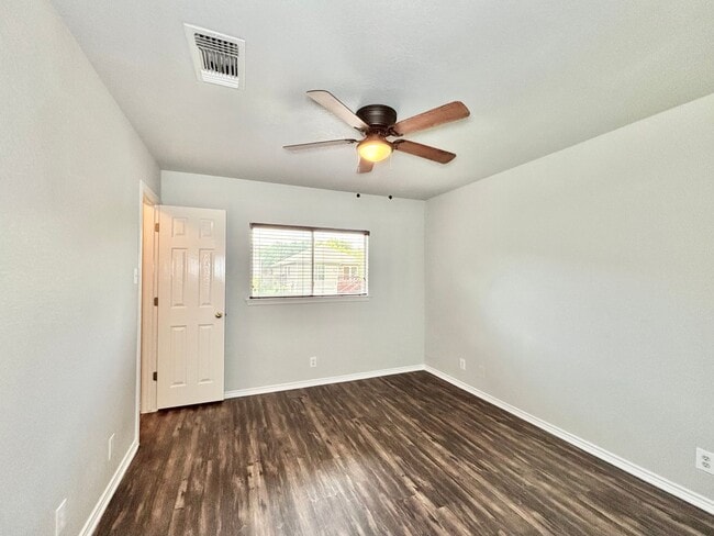 Building Photo - Gorgeous 3 bedroom with loft!