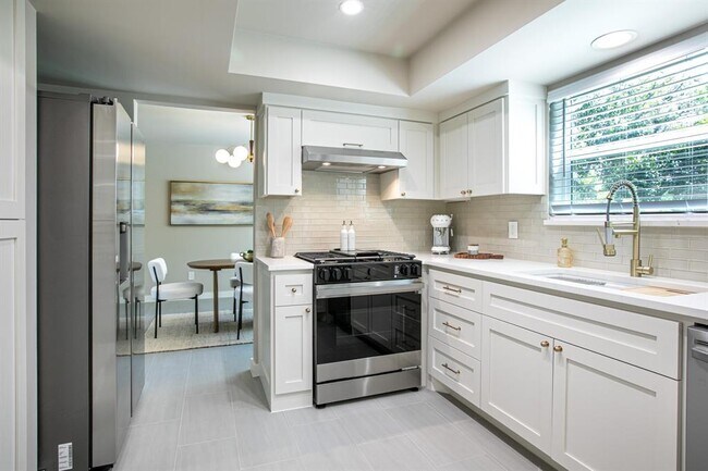Building Photo - 2011 Malvern Hill Dr