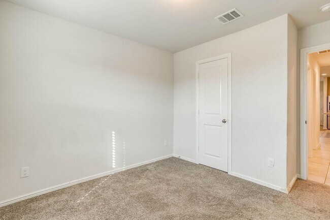 Building Photo - Nice 3 Bed, 2 Bath House in Creekside Esta...