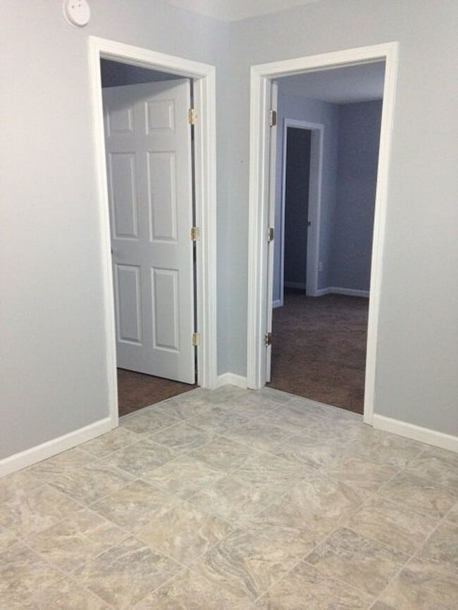 Building Photo - Beautiful new exterior on classic Harters Heights 4 bedroom (3 full baths) blocks from ND.