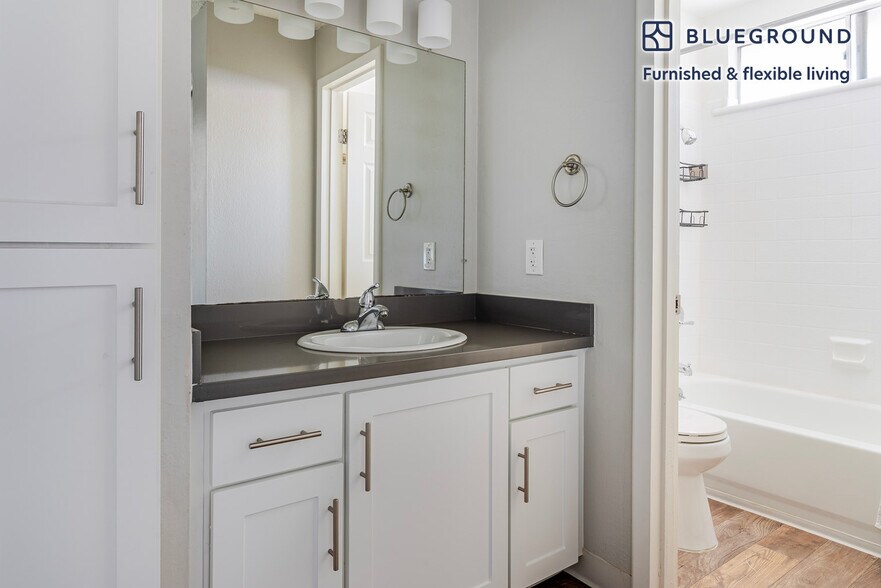 Building Photo - 202 Calvert Dr