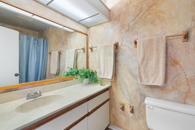 Building Photo - Stunning Lake View Townhome – 3 Bed, 2 Bat...