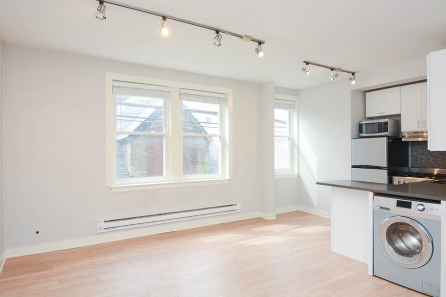 Building Photo - 511 W Belmont Ave