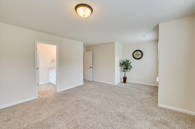 Building Photo - 880 Westlawn Dr