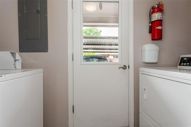 Building Photo - 6007 Sandhurst Ln
