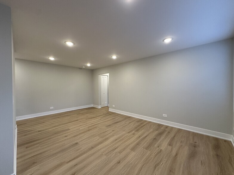 Building Photo - 531 W Aldine Ave