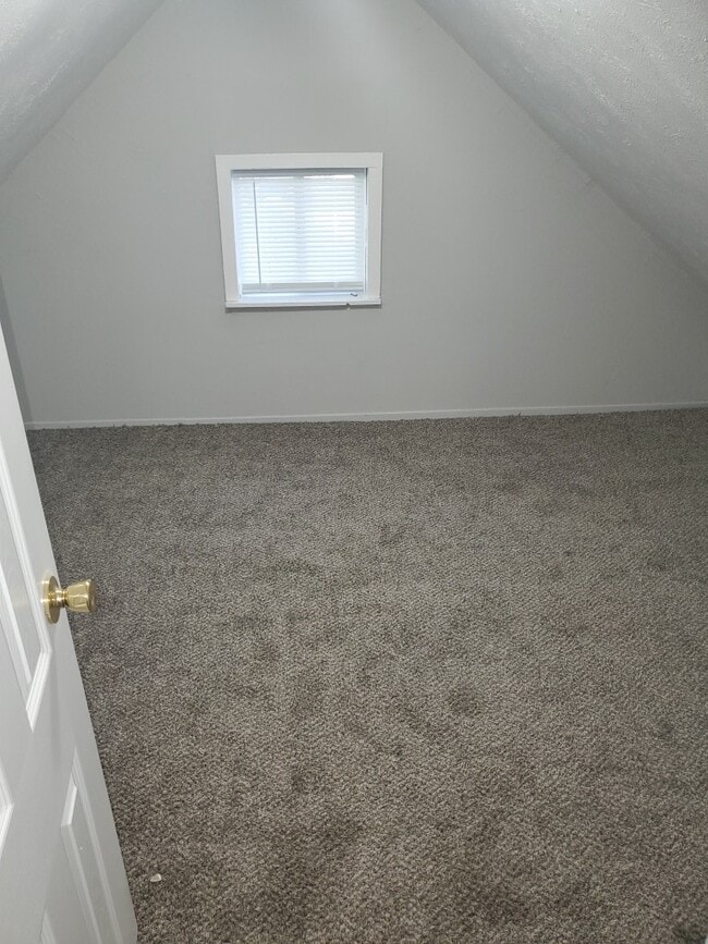 Building Photo - 310 E 9th St