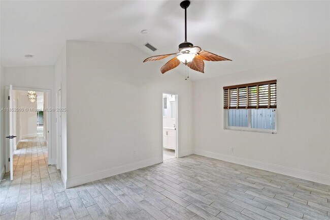 Building Photo - 2558 Trapp Ave