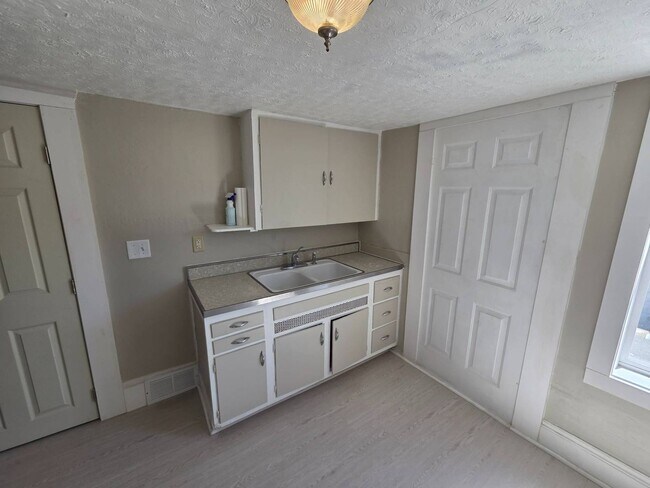 Building Photo - 3027 Fortune Ave