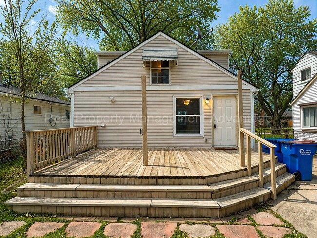 Building Photo - Cute Three-Bedroom with Large Deck!