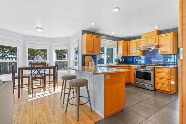 Building Photo - Month to Month Beautiful Spacious 3bed 2.5...