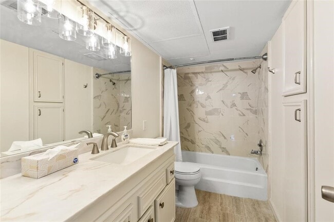 Building Photo - 353 N Post Oak Ln