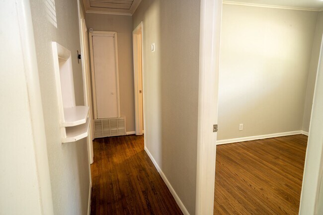 Building Photo - 3 Bed 1 Bath MIDTOWN home!!
