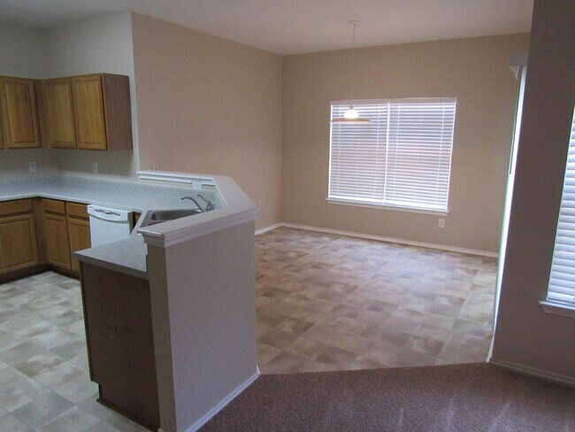 Building Photo - 3 - BEDROOM IN KNOLLCREEK